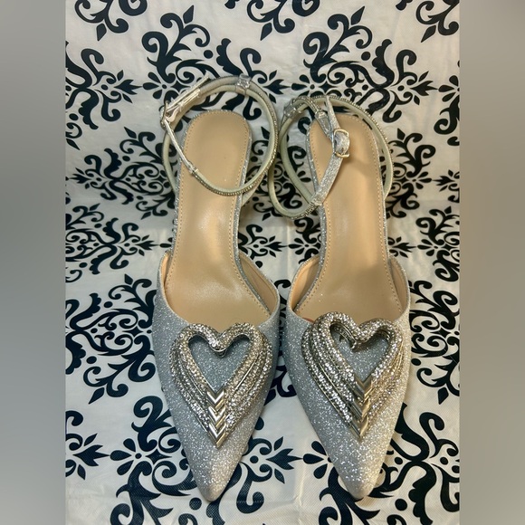 NWOT Rhinestone Stiletto Heel with Three Hearts - Picture 6 of 13